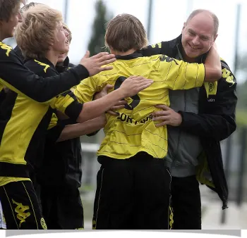 Volker Pröpper jubelt mit Nachwuchsspielern